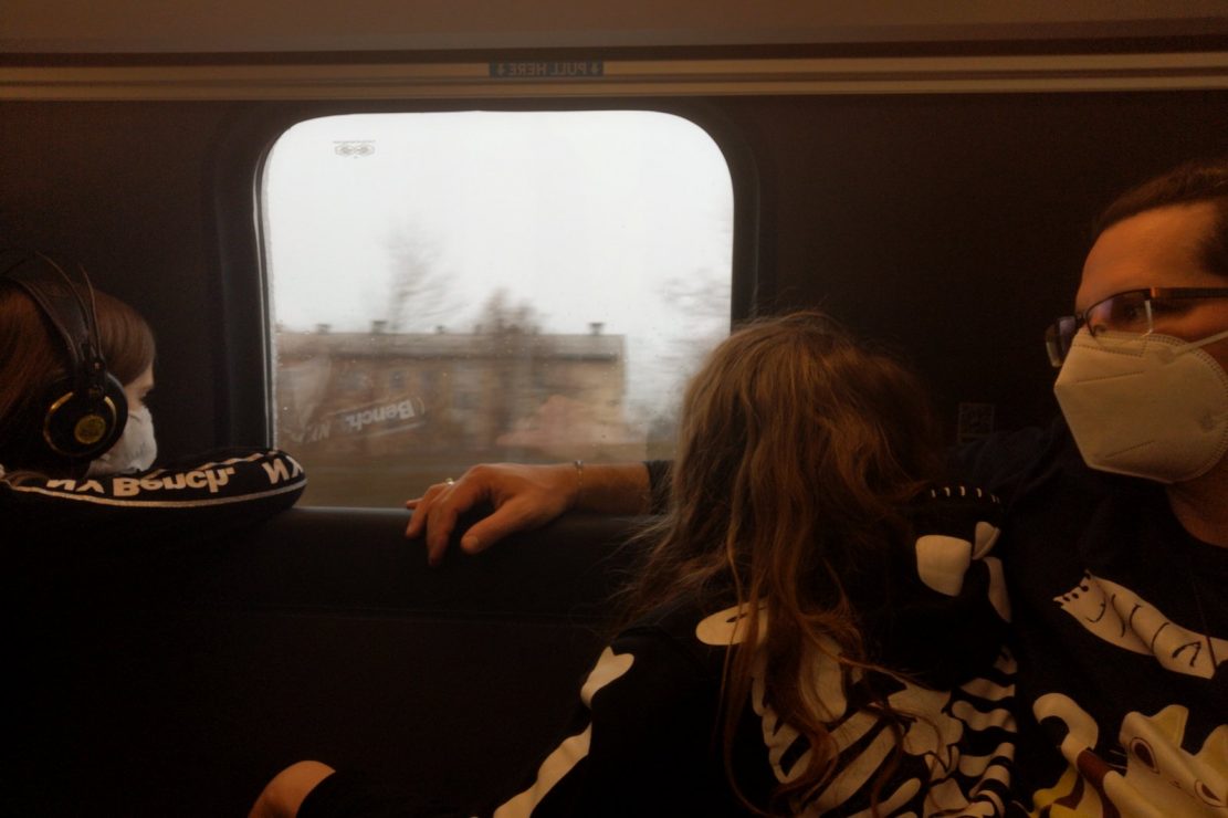 Jamesy und seine Kids im Zug, aus dem Fenster schauend