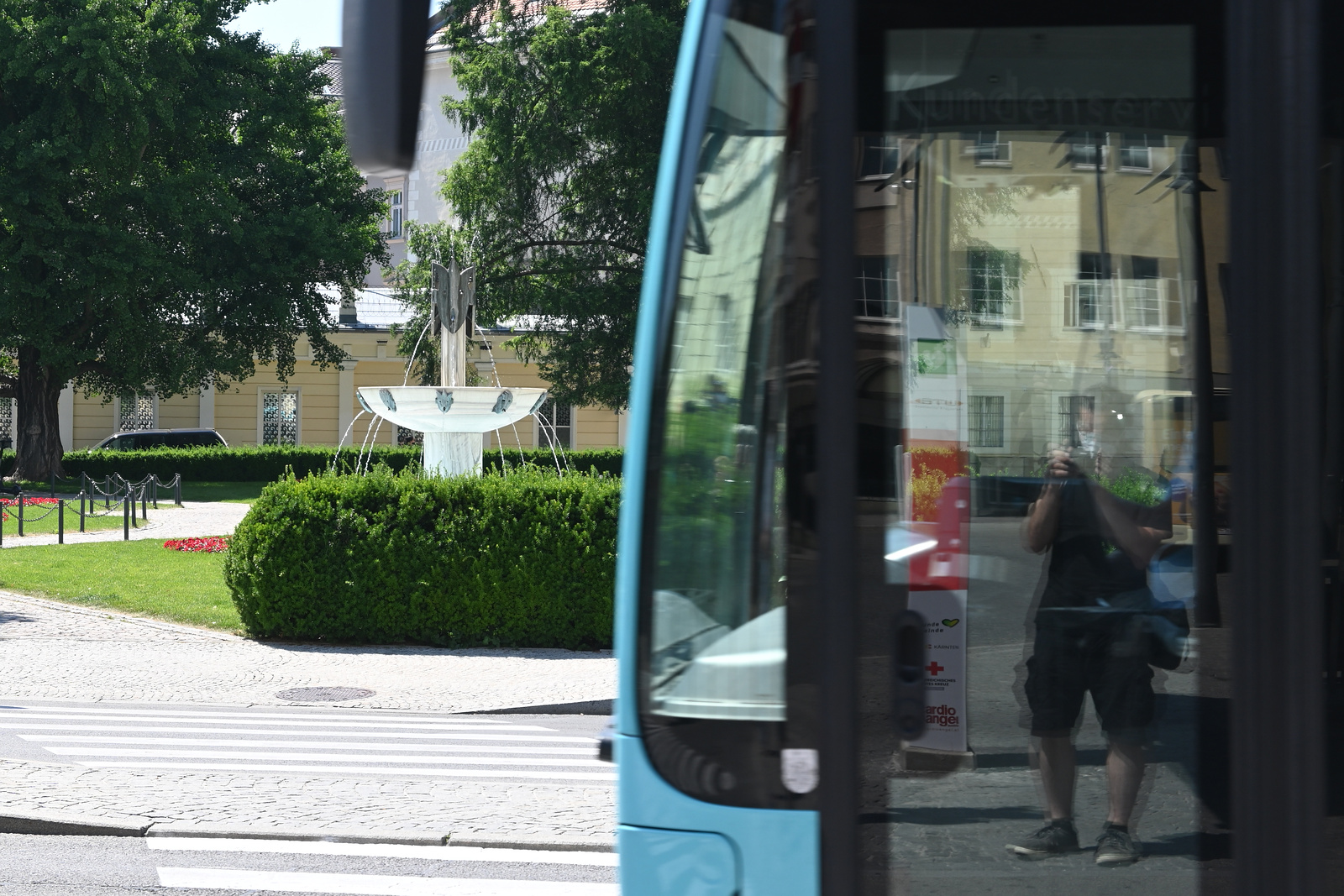 Bus und Spiegelung