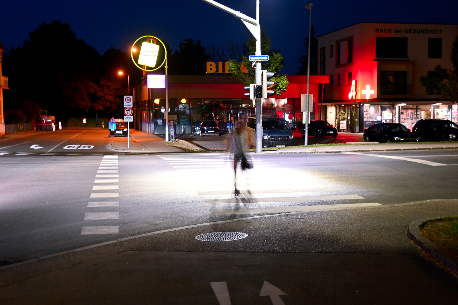 Fußgänger in St.Peter Straße Ebenthaler Straße bei Nacht