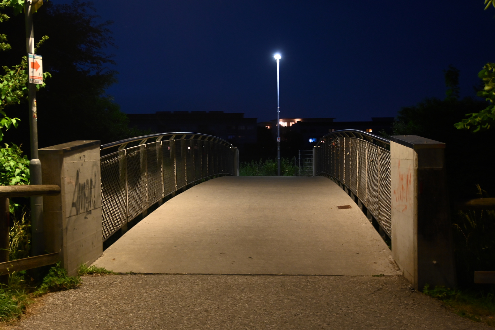 Die Fischl-Brücke über die Glan bei Nacht