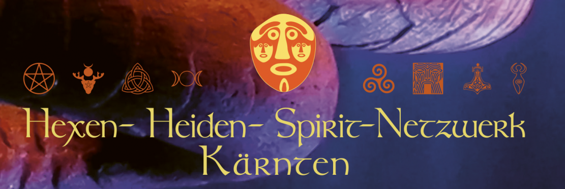 Banner des Hexen- Heiden- Spirit-Netzwerk Kärnten mit verschiedenen Symbolen verschiedener magischen / religiösen / heidnischen Traditionen. In der Mitte befindet sich eine dreigesichtige Maske. Im Hintergrund sieht man einen Teil des Schwanzes des Klagenfurter Lindwurms im Abendlicht